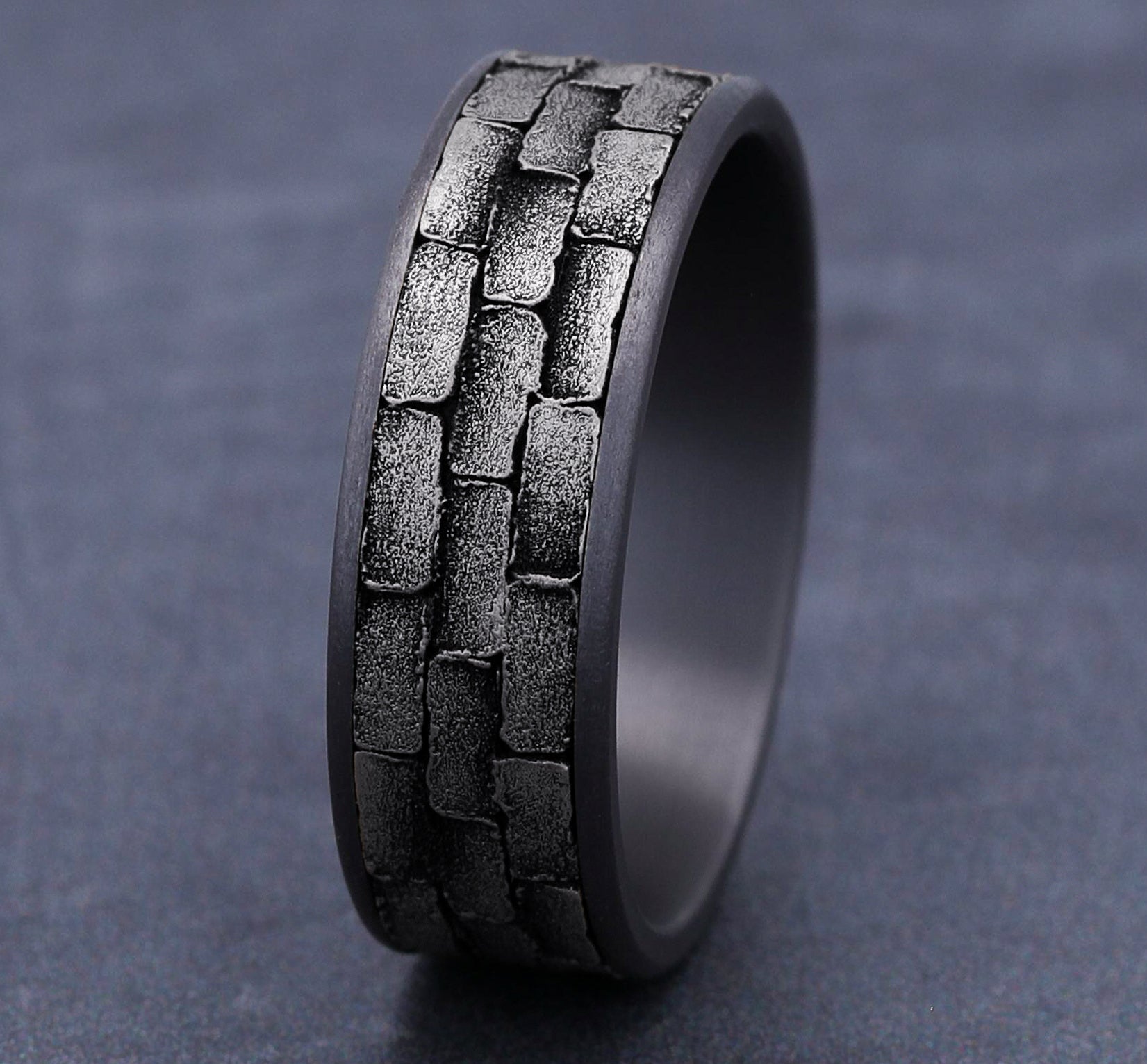 THE MASON 7.5mm, Comfort fit, Grey Tantalum and 14K White Gold, Brick pattern, thin edges
