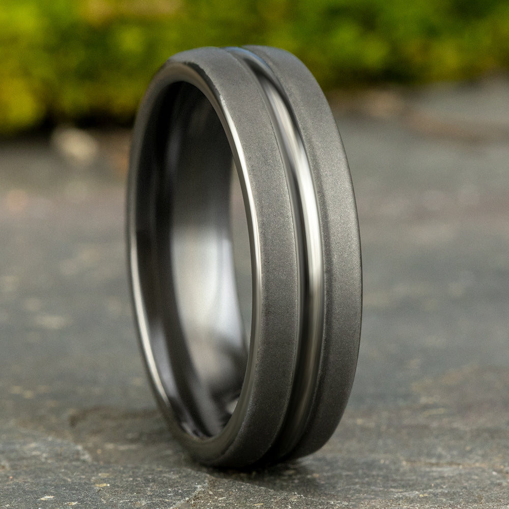 THE CORPORAL 6.5mm, Comfort fit, Darkened Tantalum, Powder coated with a polished center cut