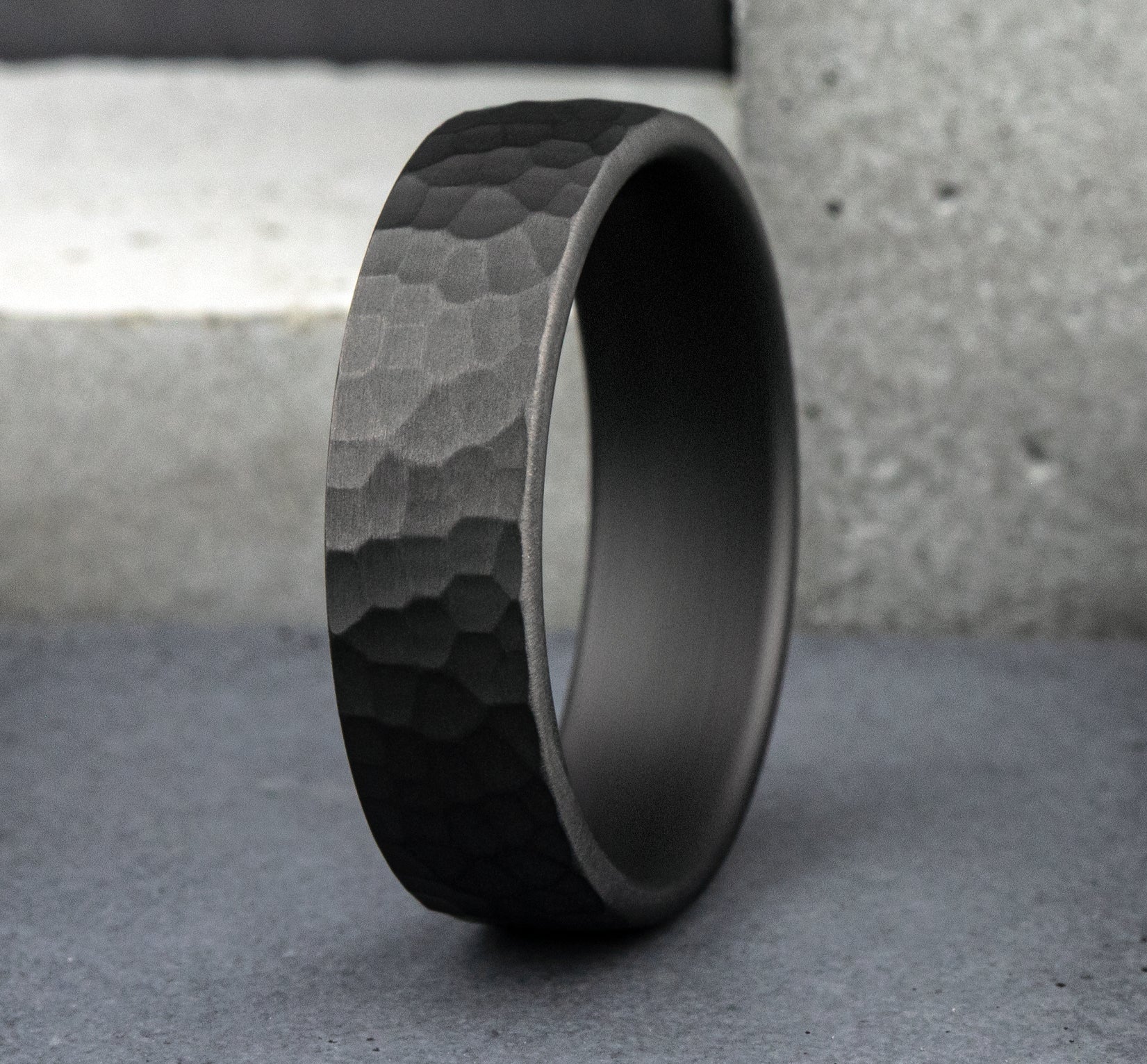 THE SHREDDER 6.5mm, European comfort fit, Darkened Tantalum, Hammered finish