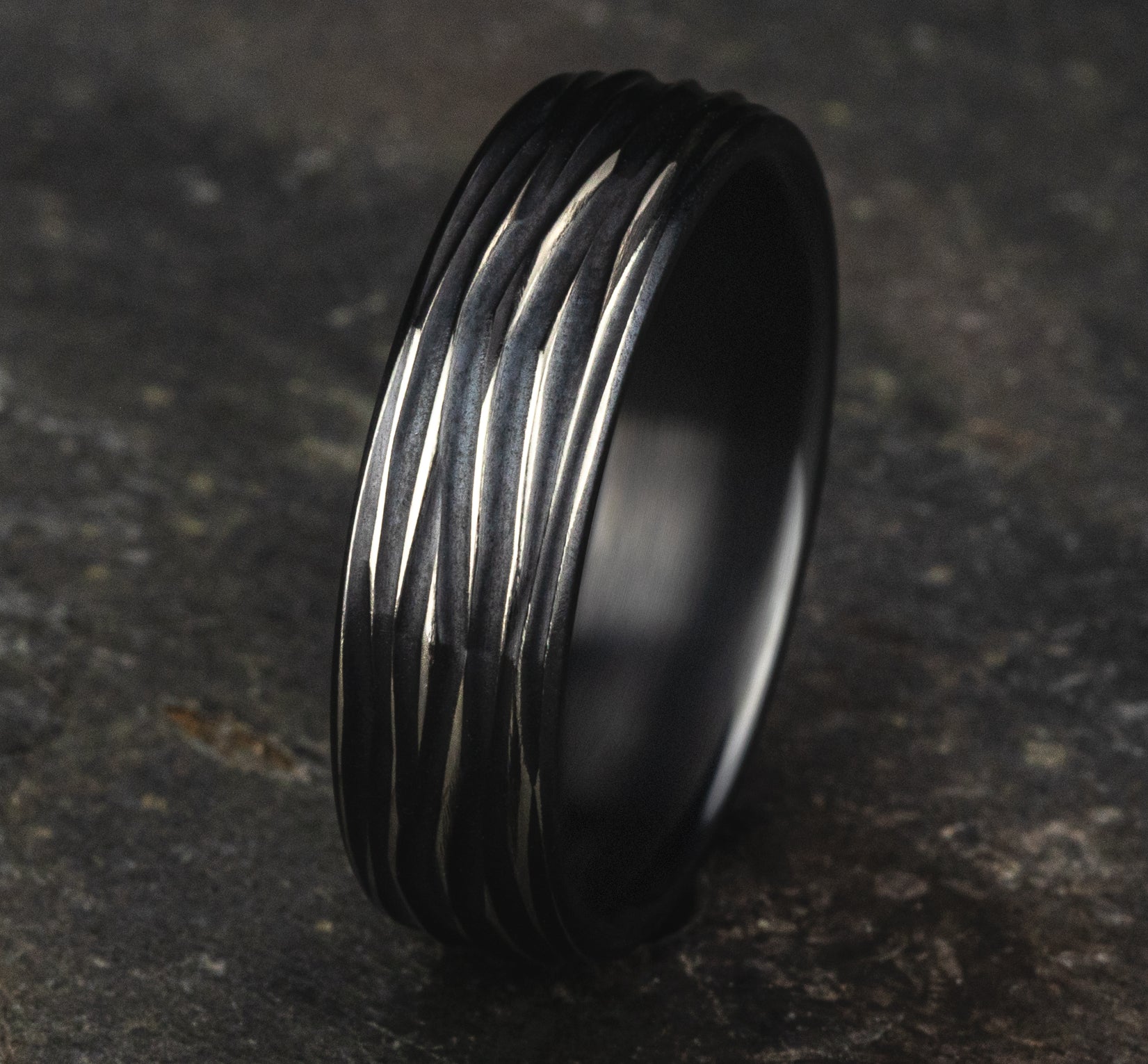 THE DRYAD 6.5mm, European comfort fit, Black Titanium, Horizontal bark pattern