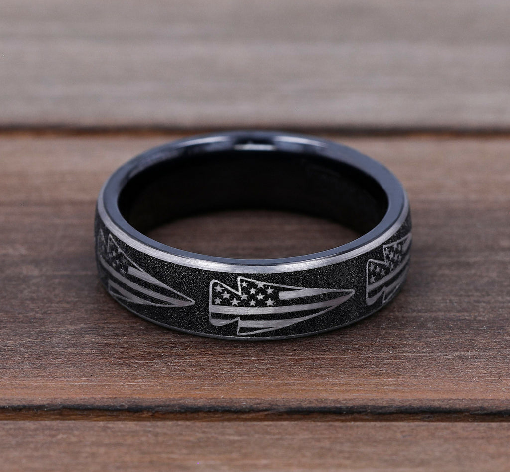 THE AMERICAN 6.5mm, European comfort fit, Grey-Black Titanium, American flag arrow design