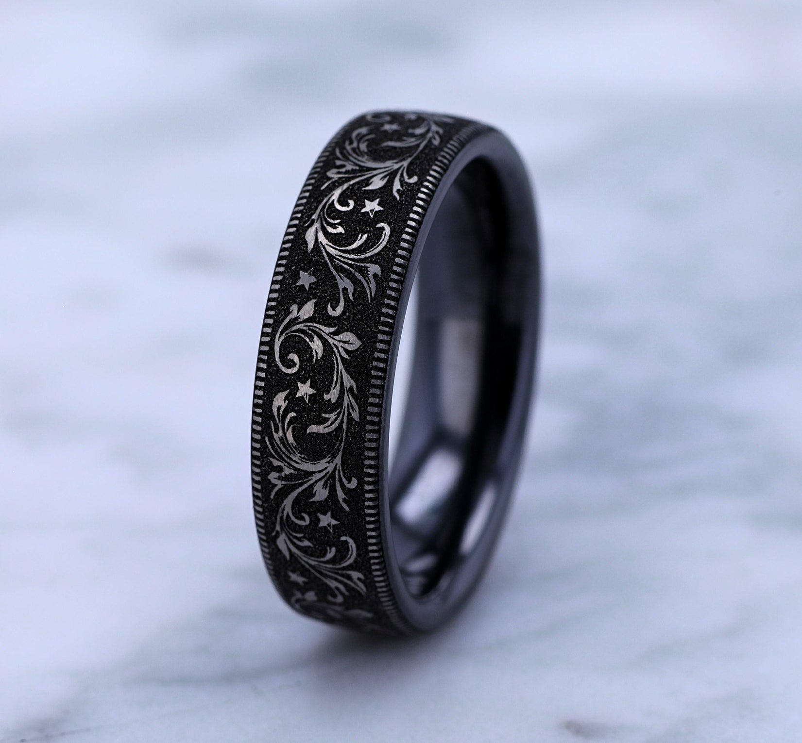 THE SPUR 6.5mm, European comfort fit, Grey/Black Titanium, Barrel script pattern