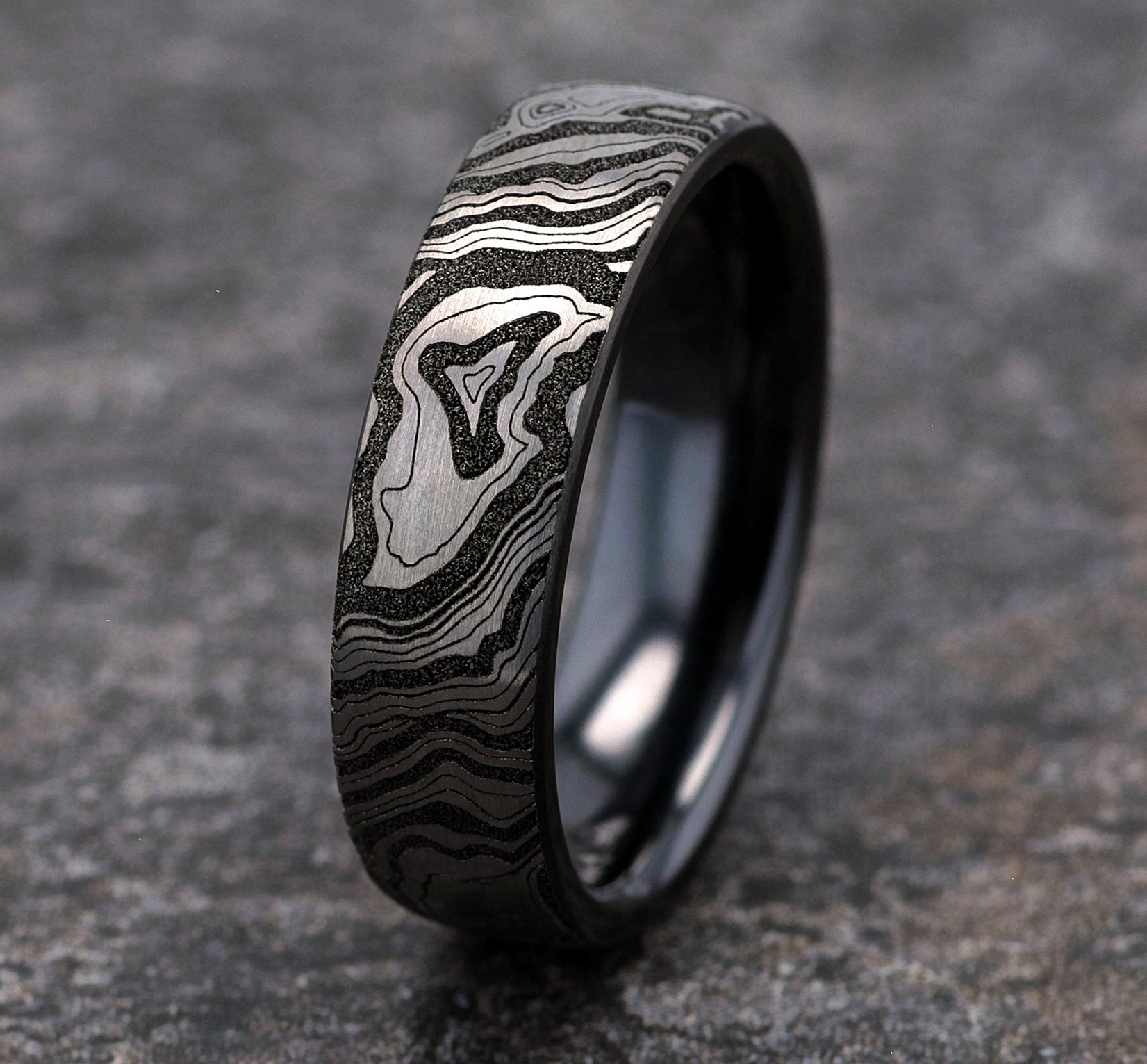 THE EXPLORER 7.5mm, Comfort fit, Grey/Black Titanium, Topography pattern, thin edges