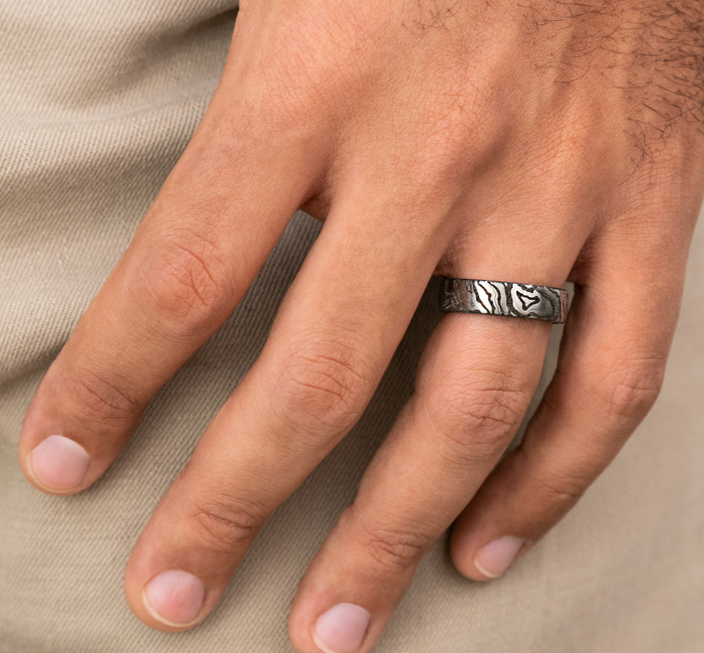 THE EXPLORER 7.5mm, Comfort fit, Grey/Black Titanium, Topography pattern, thin edges