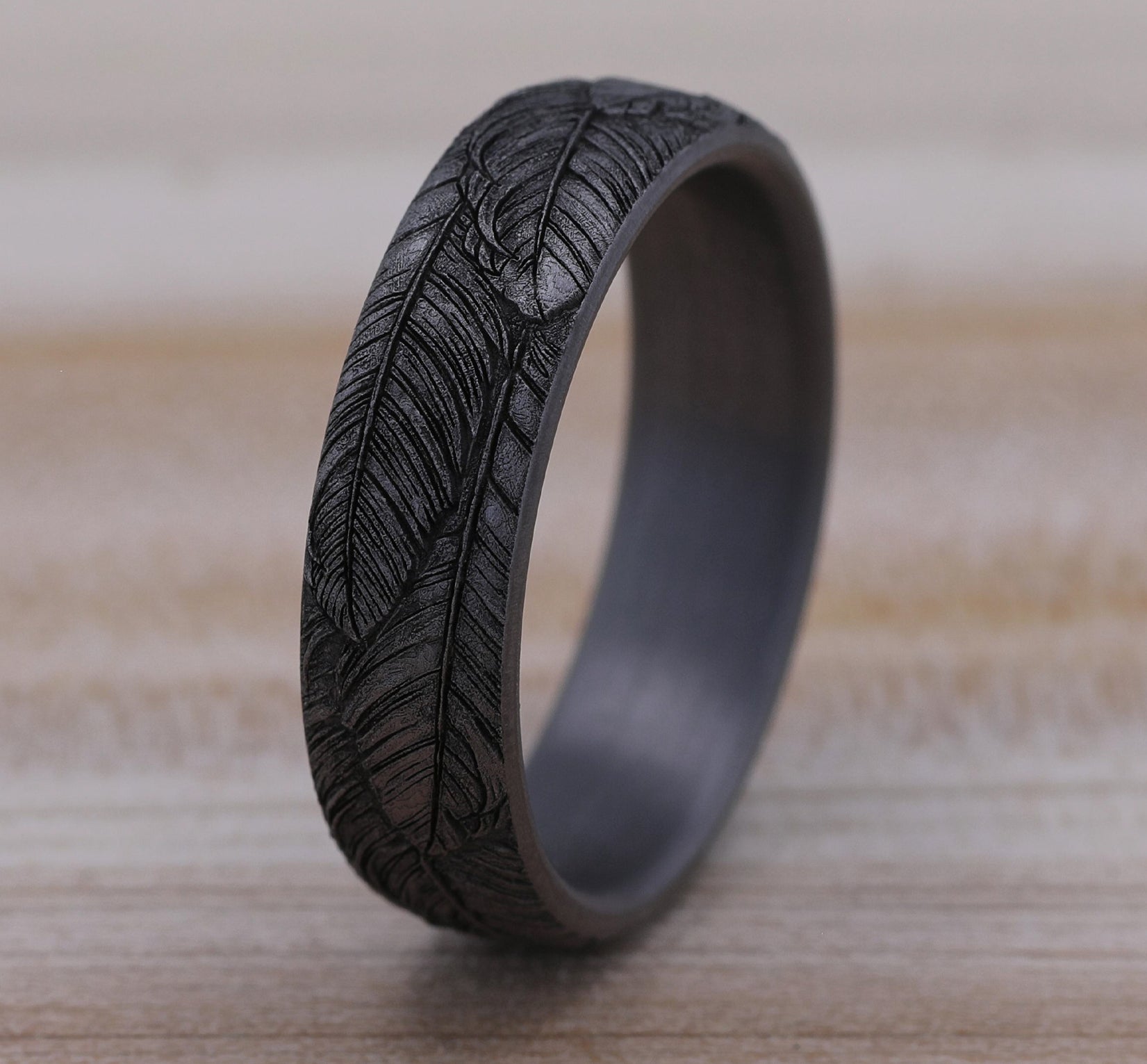 THE COVEY 6.5mm, Comfort fit, Grey Tantalum, Feather pattern
