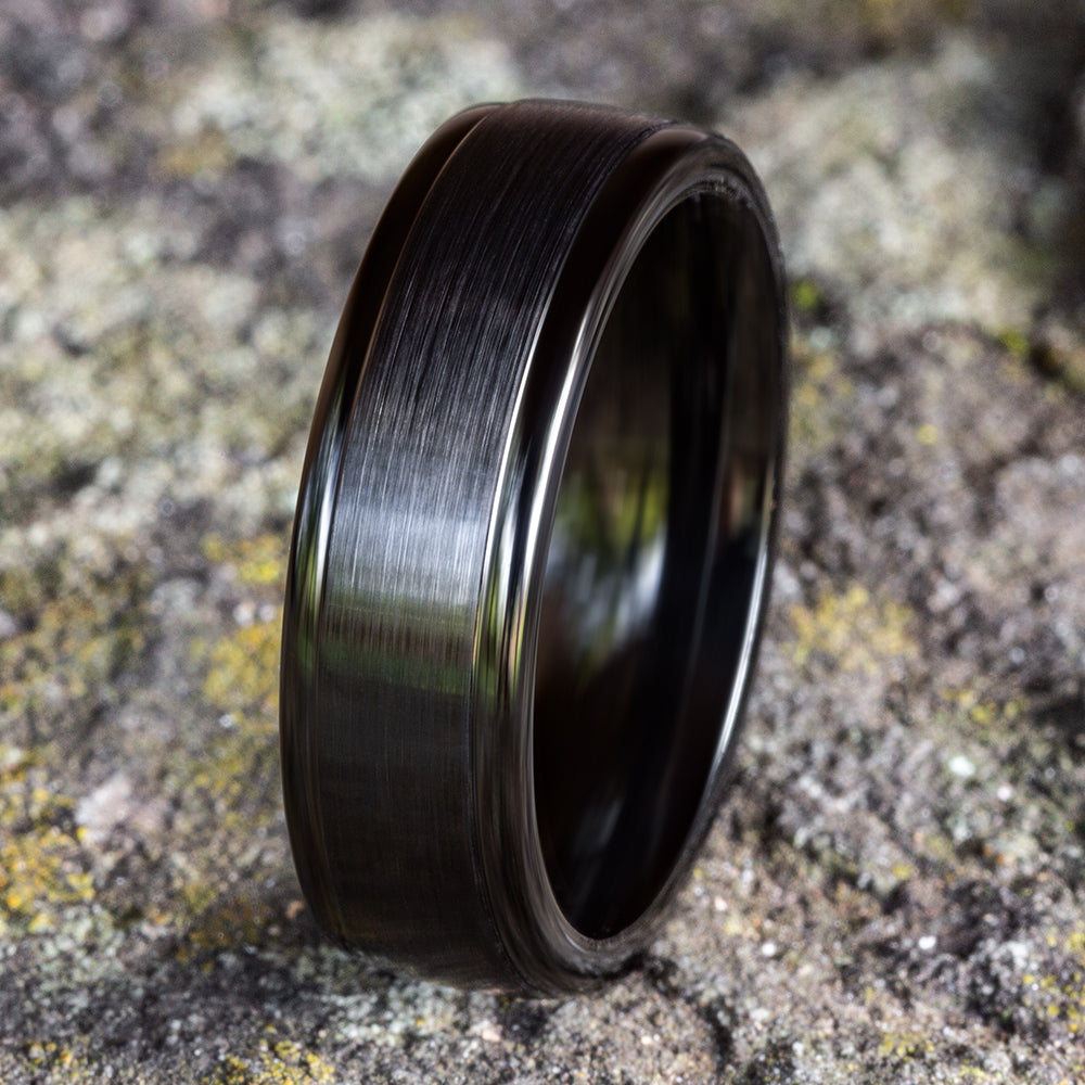 THE WASHINGTON 6mm, Comfort fit, Black Titanium, Satin center, polished round edges