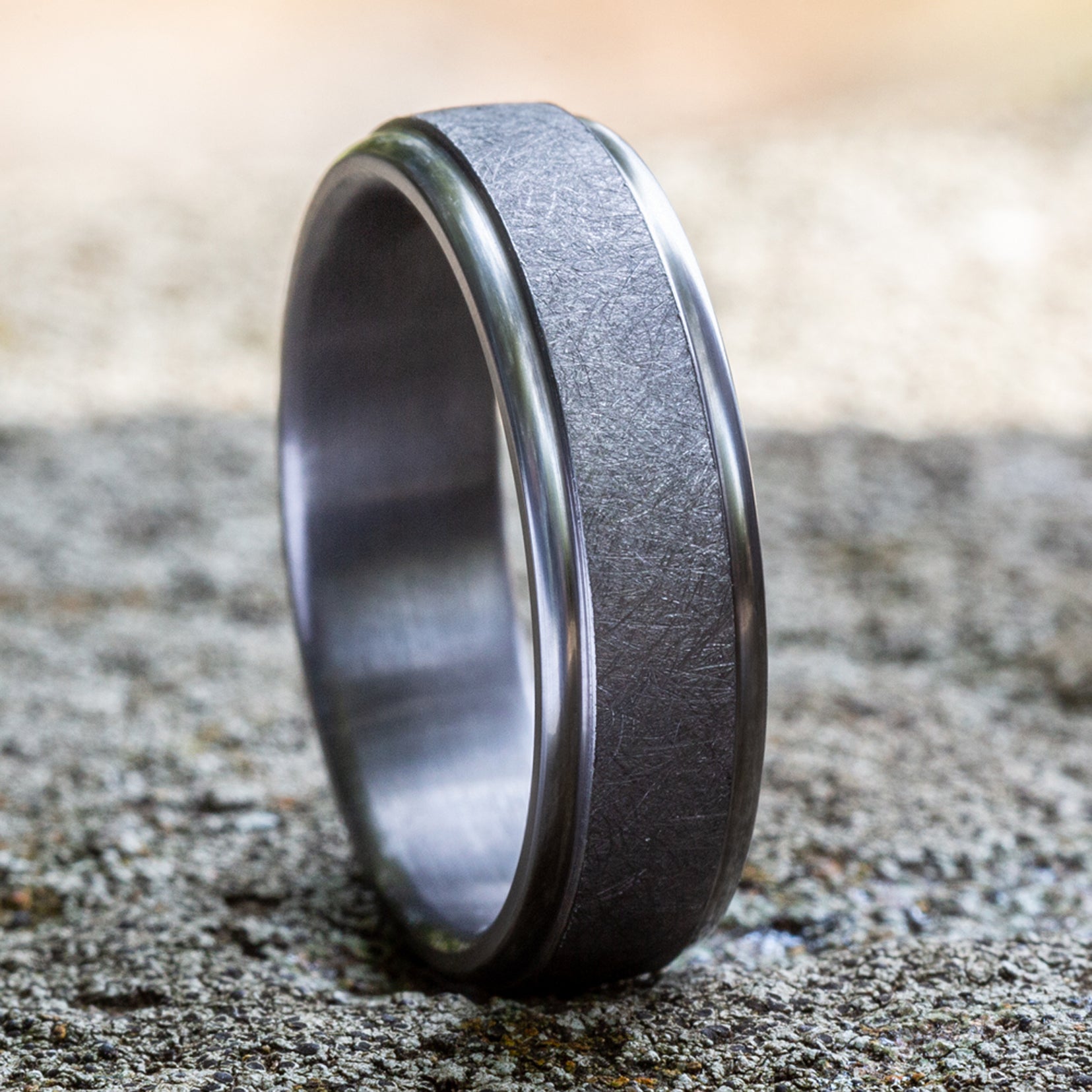 THE EZRA 6.5mm, Comfort fit, Grey Tantalum, Swirl finish, polished round edges