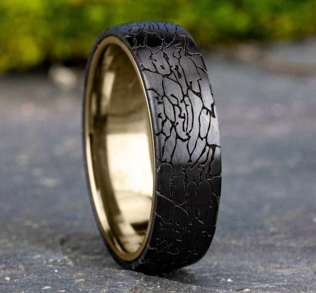 THE AVALON 6.5mm, Comfort fit, 14K Yellow Gold and Black Titanium, Fractured rock pattern