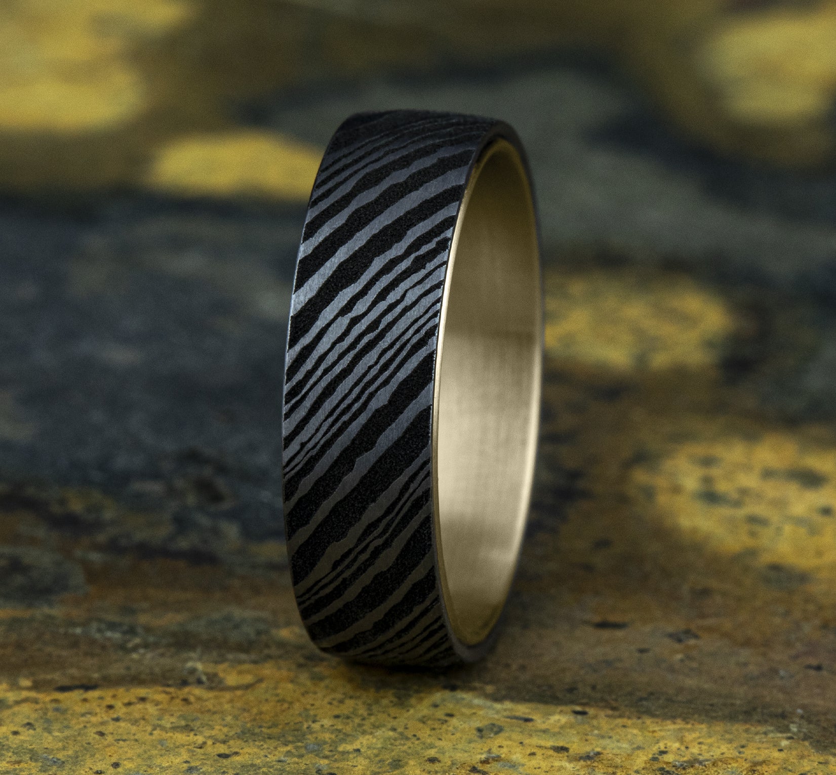 THE BLADE 6.5mm, Comfort fit, 14K Yellow Gold and Damascus Steel, Damascus Steel outer design