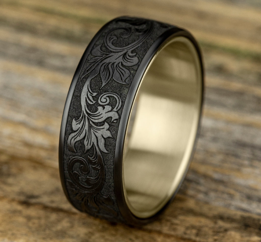 THE PALACE 8mm, Comfort fit, 14K Yellow Gold and Black Titanium, Vintage script pattern