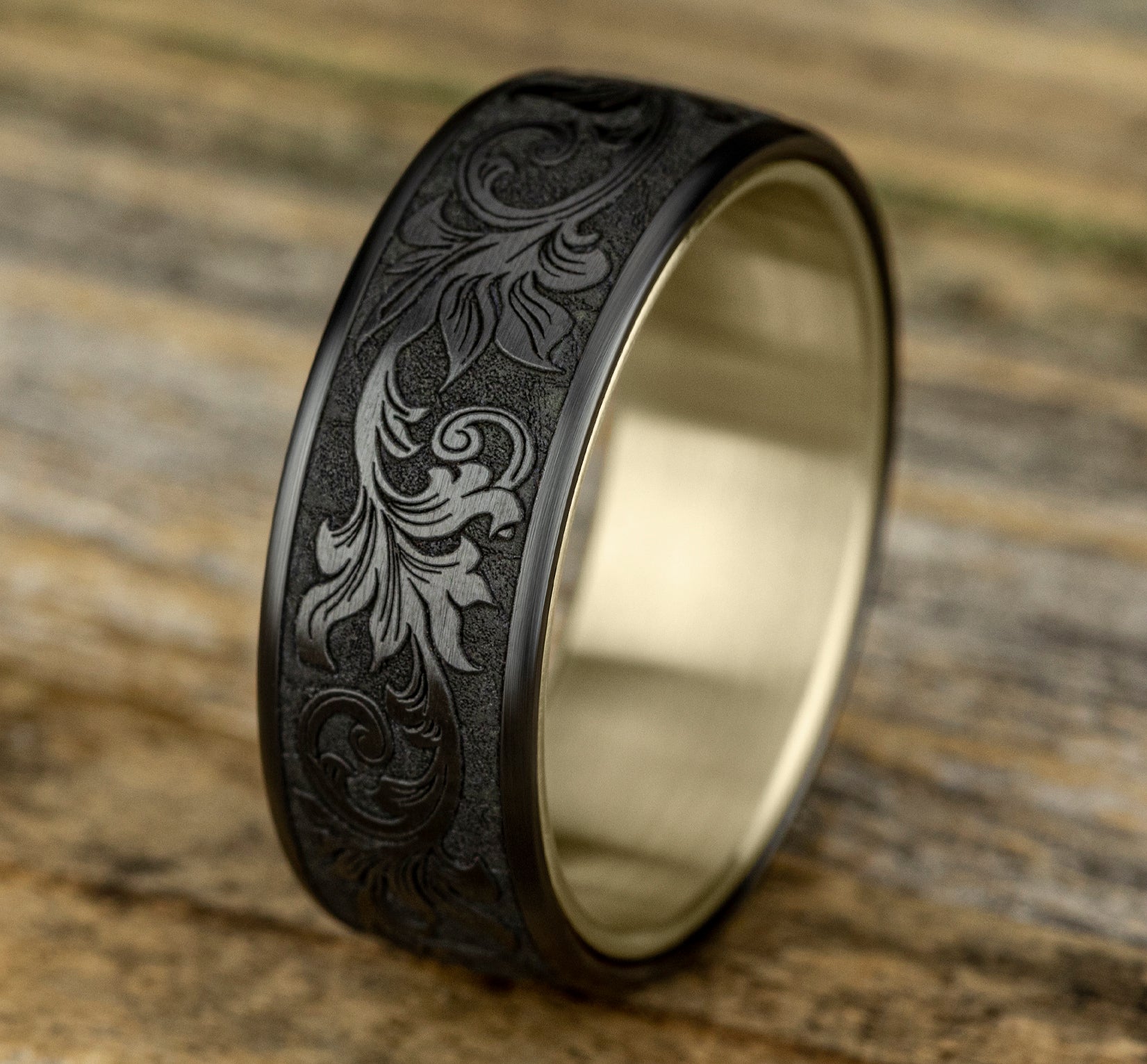 THE PALACE 8mm, Comfort fit, 14K Yellow Gold and Black Titanium, Vintage script pattern