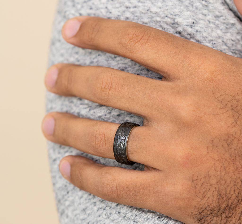 THE PALACE 8mm, Comfort fit, 14K Yellow Gold and Black Titanium, Vintage script pattern