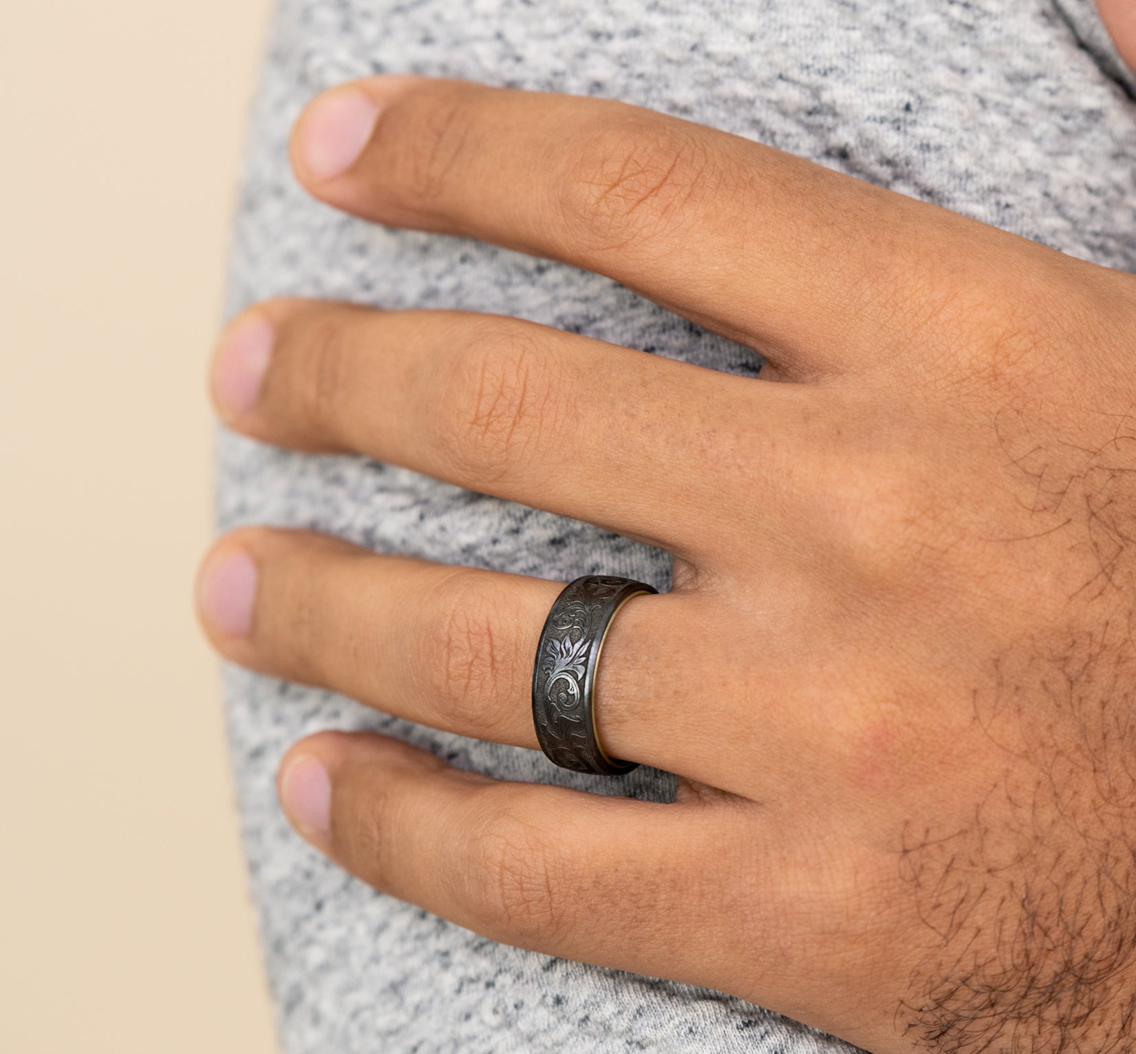THE PALACE 8mm, Comfort fit, 14K Yellow Gold and Black Titanium, Vintage script pattern