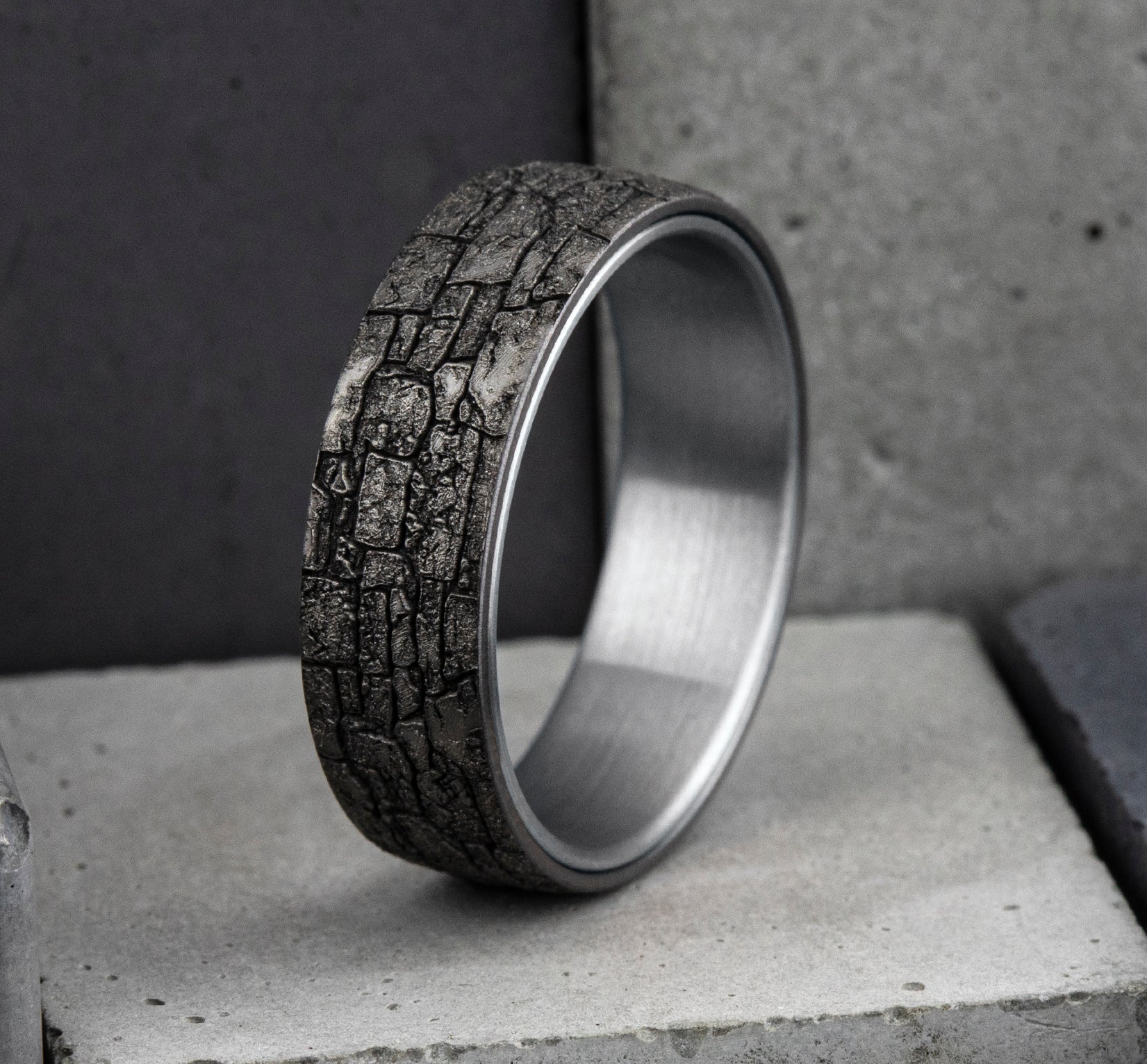 THE TROY 6.5mm, Comfort fit, 14K White Gold and Grey Tantalum, Stone wall pattern